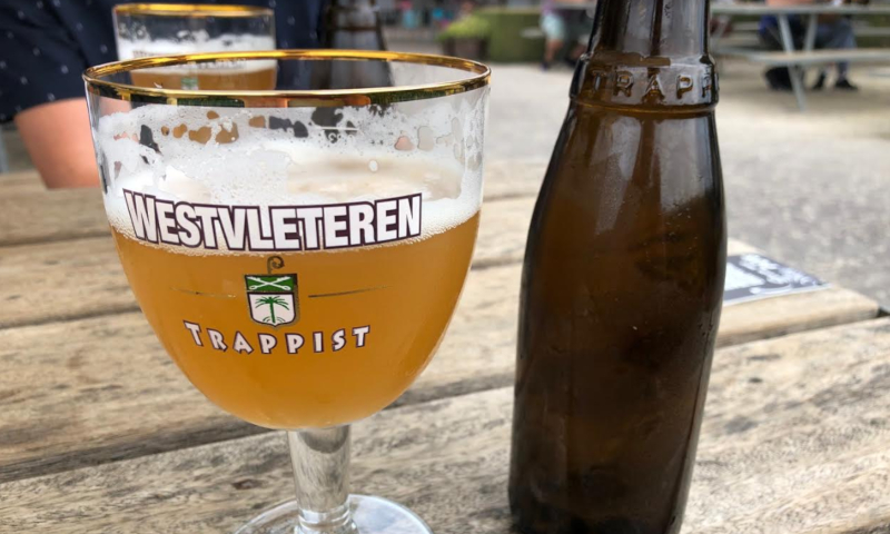 Westvleteren Blond glas en flesje op tafel van het terras van In de Vrede in Westvleteren